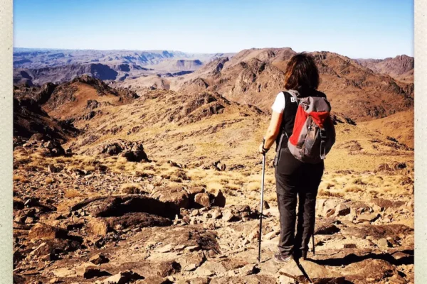 trek saghro désert Randonneuse face au massif du Djebel Saghro
