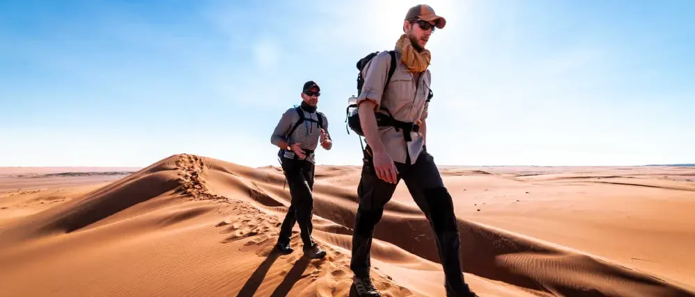 Randonnée dans les dunes de Chegaga au coucher du soleil dans le désert du sud marocain