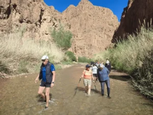 Randonneurs dans les gorges vallée des Roses trek Maroc