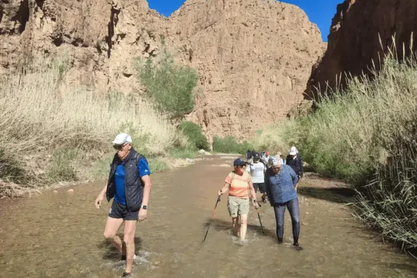 Randonneurs dans les gorges vallée des Roses trek Maroc