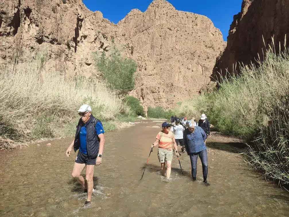 Randonneurs dans les gorges vallée des Roses trek Maroc