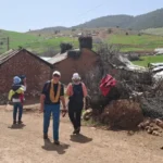 Randonneurs dans les bergeries du village des cigognes au Moyen Atlas