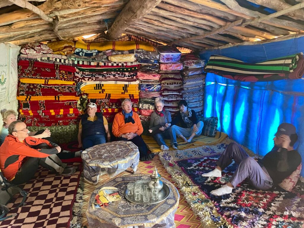 Rencontre avec des nomades dans leur salon traditionnel au Moyen Atlas