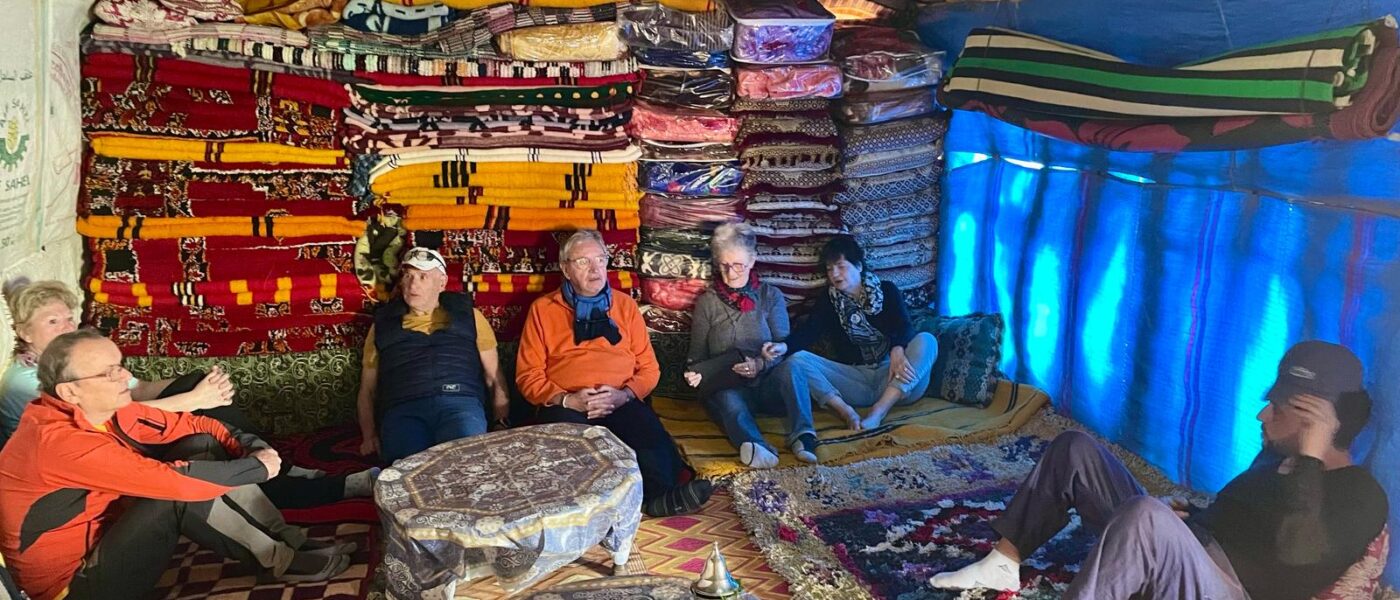Rencontre avec des nomades dans leur salon traditionnel au Moyen Atlas