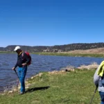 Groupe de randonneurs devant un lac d'altitude dans le Moyen Atlas