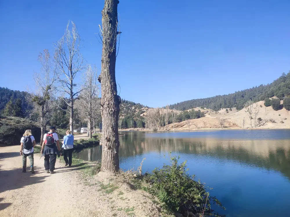 Trek au Moyen Atlas et Chefchaouen, entre lacs, forêts et villages berbères