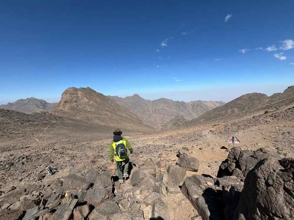 Client descend du sommet du Toubkal