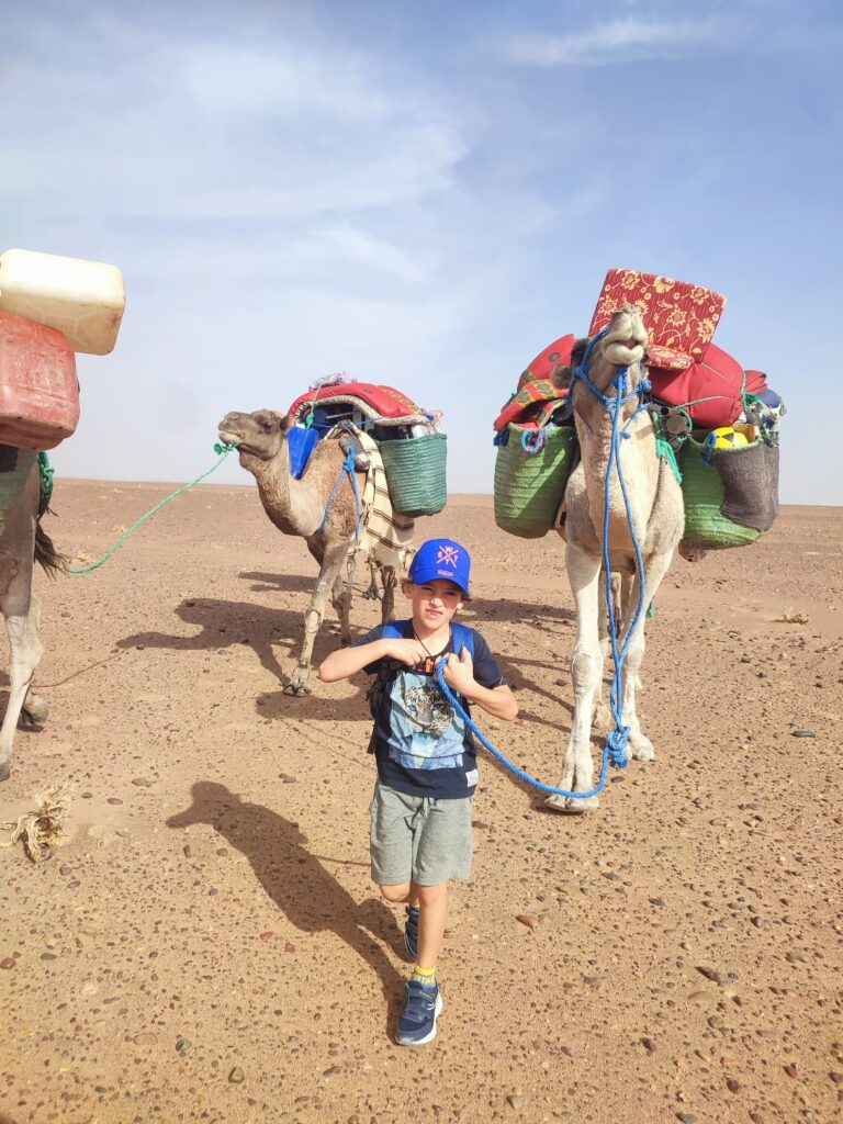 Enfants lors d'un trek famille désert au Maroc