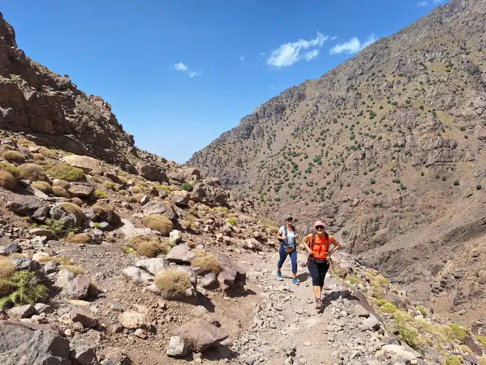 Cliente sur le sentier en montée vers le Toubkal