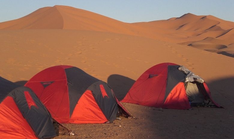trek au Maroc depuis la France - Bivouac au pied ds dunes dans le désert du Maroc
