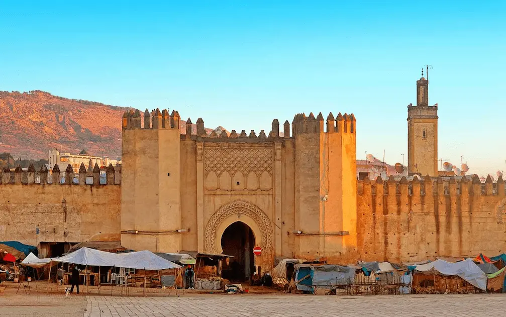 Architecture historique et médinas animées des villes impériales marocaines