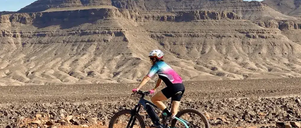 circuits-en-vtt-maroc Cycliste sur piste VTT dans le sud marocain