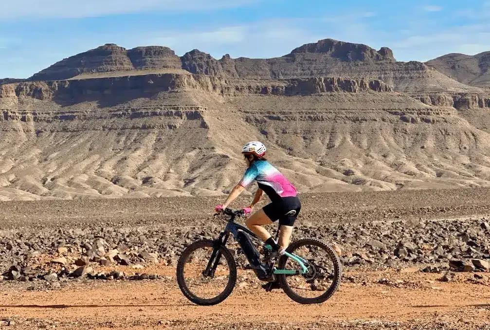 circuits-en-vtt-maroc Cycliste sur piste VTT dans le sud marocain
