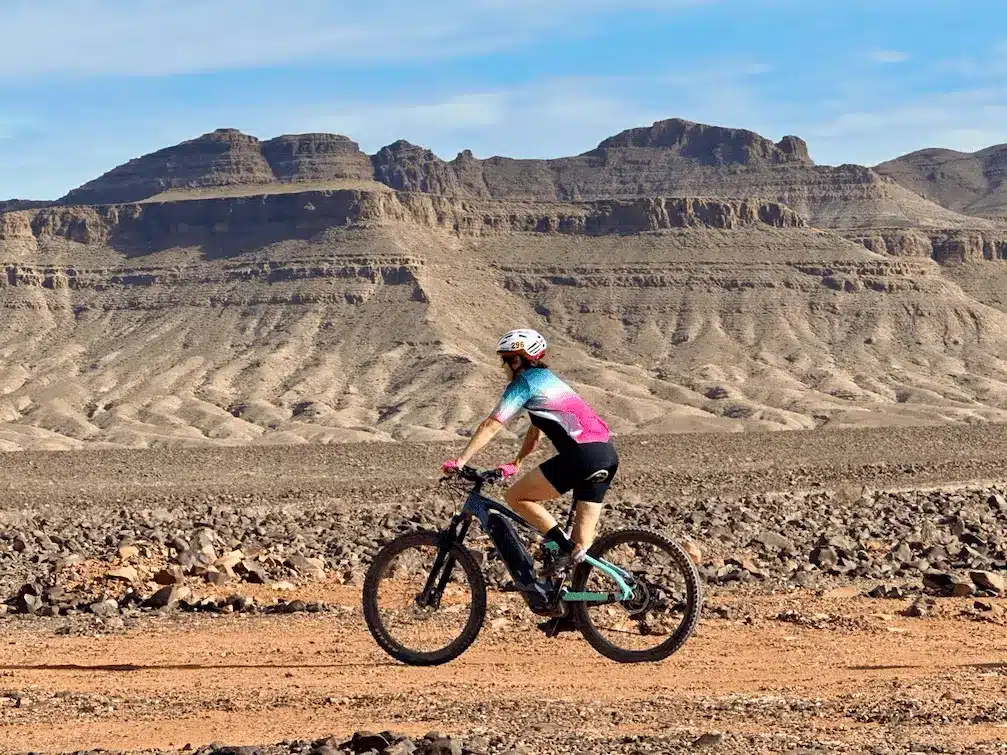 Parcours VTT sur pistes montagneuses et vallées verdoyantes