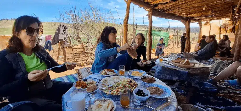 pause dejeuner avec les nomades du moyen atlas dans leurs bergerie