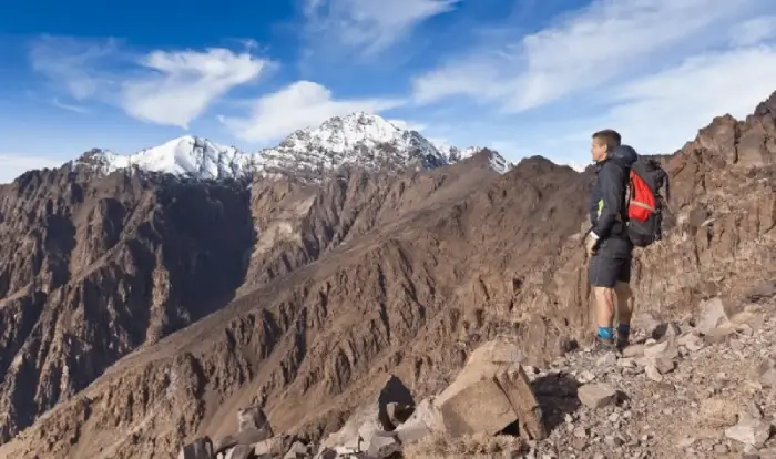 Randonnée dans les montagnes du Haut Atlas, avec des paysages spectaculaires et des sentiers de randonnée