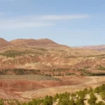 Randonnée dans les montagnes rouges de la vallée d'Ounila