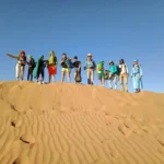 trek d'une grande famille dans le désert du Maroc