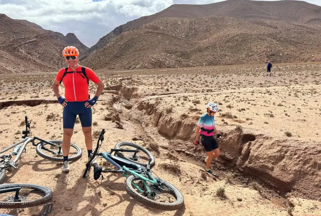 Vététiste dans les terres rouges de la vallée de la Tassaout