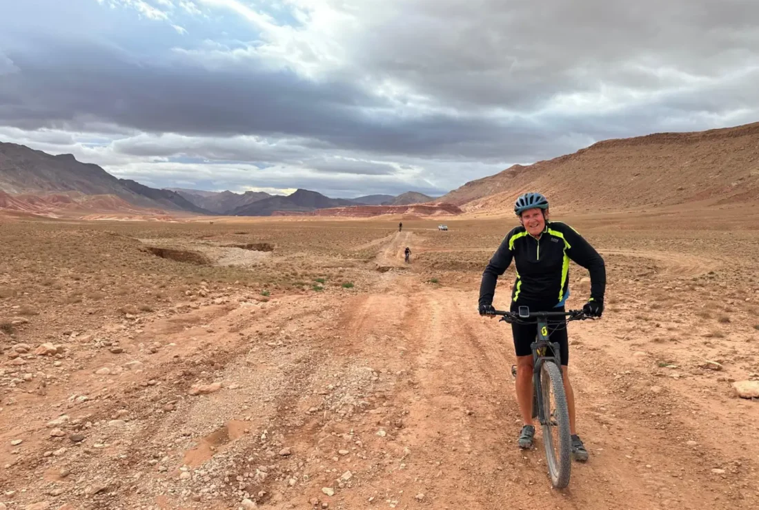 Cycliste en VTT sur une piste de la Vallée des Roses au Maroc