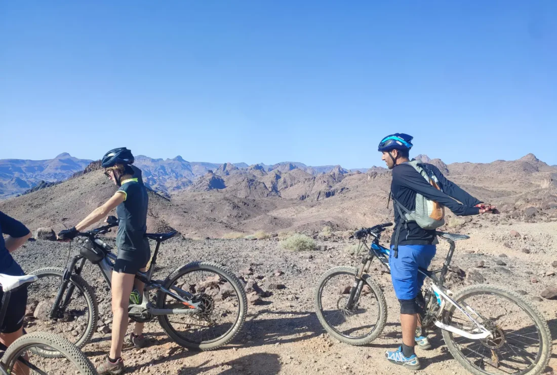 Deux vététistes face au panorama montagneux du Djebel Saghro