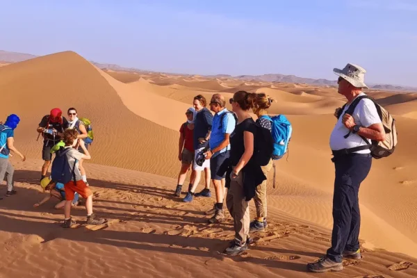 Pause trek en famille dans les dunes du désert Maroc