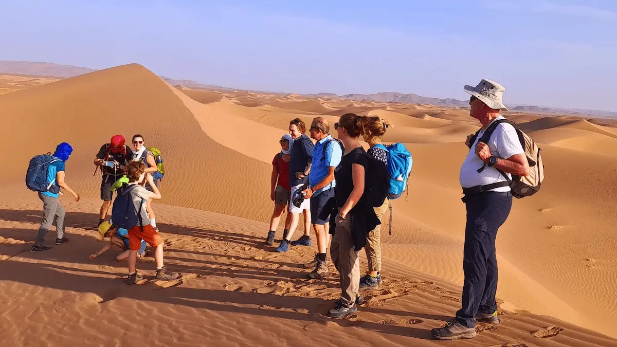 Pause trek en famille dans les dunes du désert marocain
