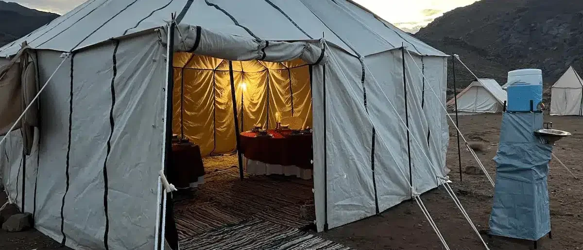 restaurant-bivouac-luxe-circuit-trek tente salle a manger de luxe mobile haut Atlas