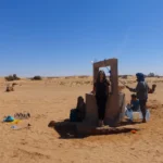 Rencontre authentique avec des nomades près d'un puits lors d'un circuit 4x4 sud Maroc
