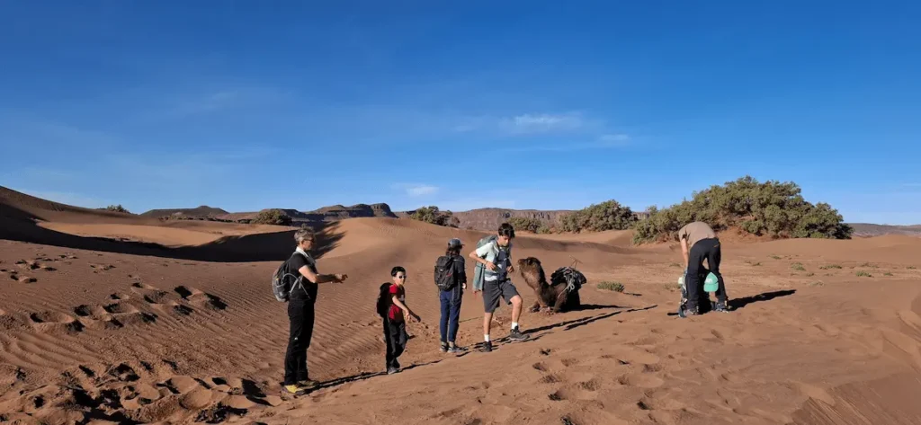 Marche en famille dans le désert du Maroc