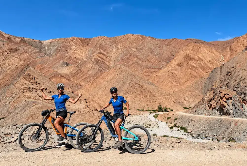 Cyclistes en VTT dans les paysages rocheux spectaculaires de la région de Tafraoute