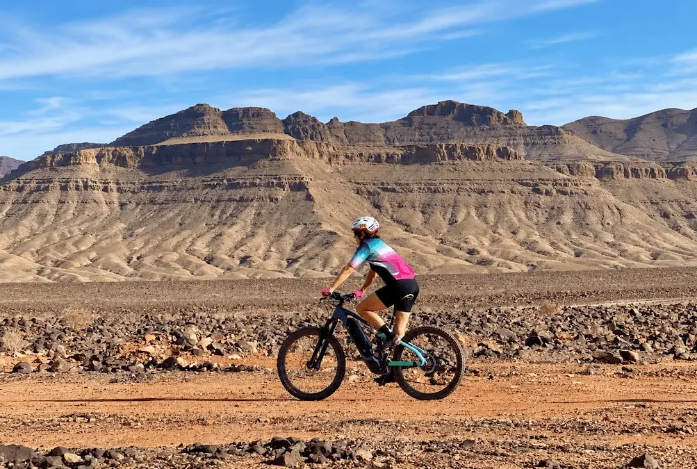 Cycliste en VTT sur une piste sauvage du Sud-Est marocain vers Merzouga