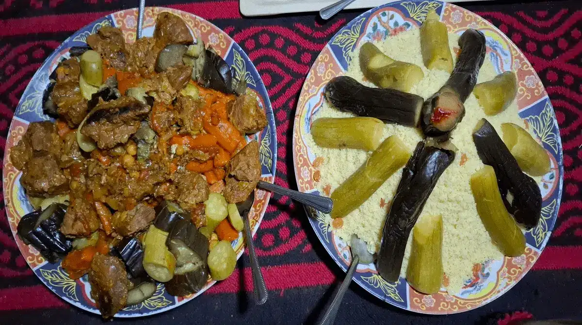 Couscous marocain traditionnel pendant un trek cours de cuisine au Maroc