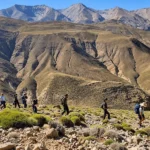 Belle vue sur la crête du Massif M'goun en randonnée M'goun et désert