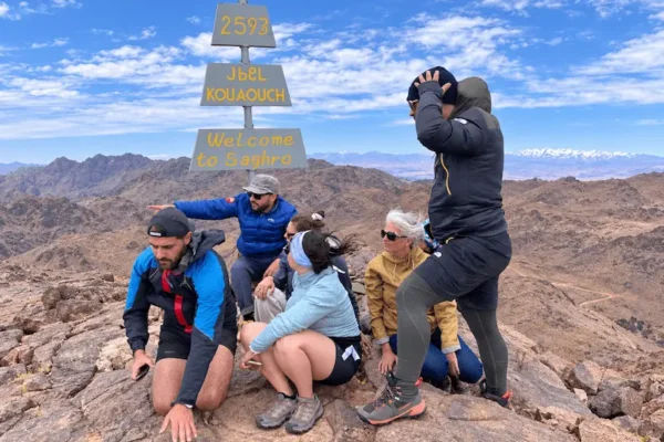 Randonneurs au sommet du Djebel Saghro