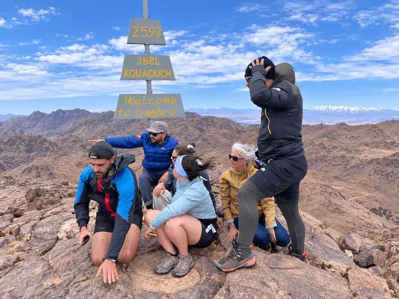 Randonneurs au sommet du Djebel Saghro