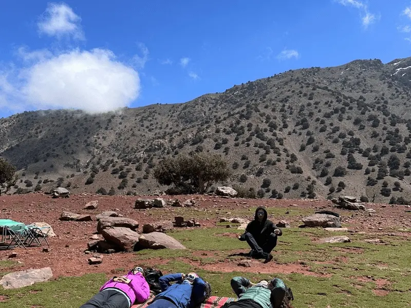 Sieste en famille en trek vers le sommet du Toubkal