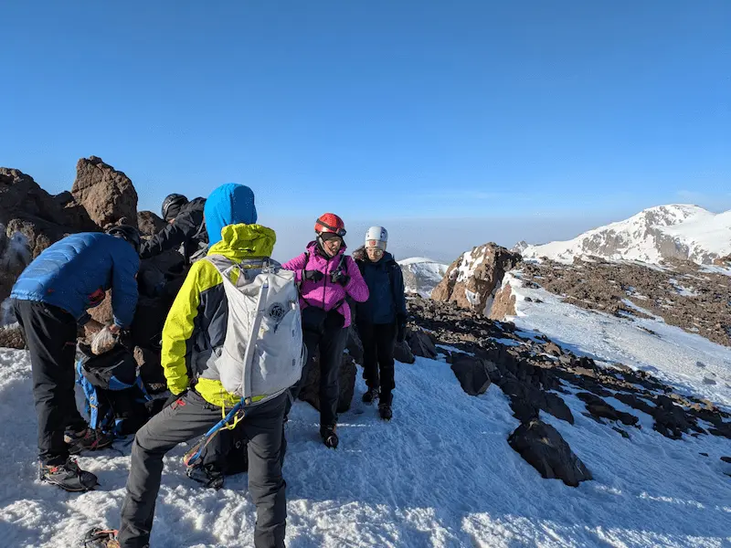 Trek en famille au col avant le sommet du Toubkal