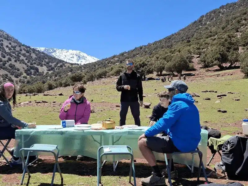 Pause déjeuner en famille lors du trek ascension du Toubkal
